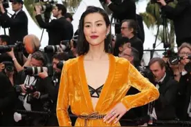 刘雯不愧是国际超模，身穿“睡衣”走秀，她才是真正的女王图片