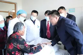 榆林市检察机关向“埋母案”被害人王某发放了50000元司法救助金图片
