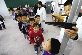 想孩子长得高，光靠吃饭可不行！家长需谨记孩子睡觉“2要4不要”图片