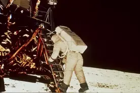 诡异太空事件：月球上出现了不该出现的东西？有东西在干预人类？图片
