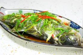 清蒸鱼不老不腥有诀窍，记住这2个步骤，7分钟出锅，肉质鲜嫩无比视频封面
