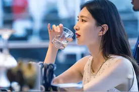 北京：月入25000的80后，被90后“精致穷”用LV羞辱了图片