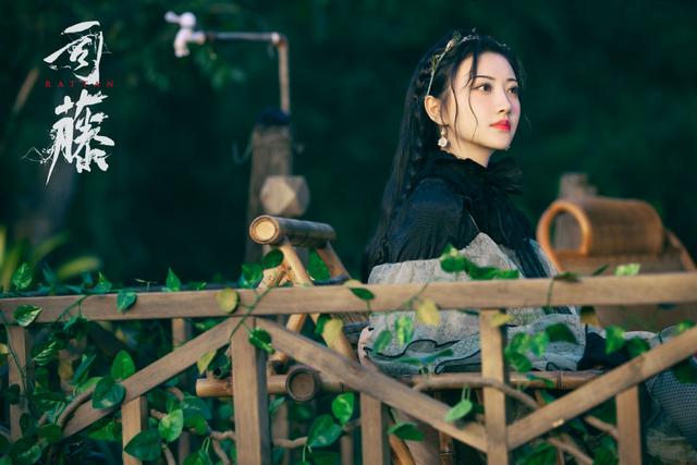 景甜父亲罕见露面，陪女儿看病烟瘾难耐，挺肚腩打扮朴素不似富豪