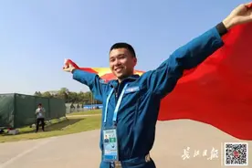 早安军运︱多游了200米还破纪录夺冠，全网都在心疼他图片