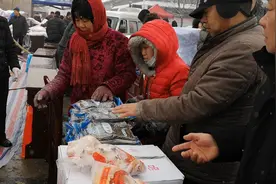 河北一党支部书记自费300多万元为村民置办年货！视频封面
