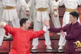 春晚吴京对打甄子丹，出拳快到有残影，吴京穿正装打拳仍干净利落图片