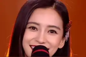 baby和王俊凯直播打游戏，被高清镜头怼脸拍，状态回春宛如少女图片