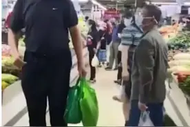 姚明父亲现身菜市场，因身高抢眼，吓得旁边的老人，急忙转身观望图片