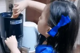 “最卑微妹妹”伺候哥哥火了，这大概是全网混得“最差”的妹妹图片