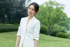 海清才是真人不露相，留长发后越来越女人，西服穿搭难挡温柔美图片