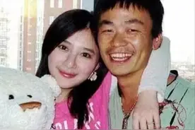 王宝强前绯闻女友恋情曝光！和帅气男甜蜜约会，当众亲吻似连体婴图片