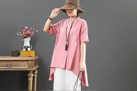 52岁老妈很会穿，穿棉麻衫出去显年轻20岁，惹的邻居纷纷羡慕图片