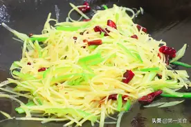 炒土豆丝前，用水冲洗就错了！40年大厨教你3大技巧，脆爽不粘锅图片