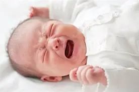 新生儿睡着后总是哼哼唧唧，这正常吗？这几件事家长需要警惕