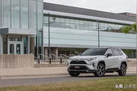 2021款丰田RAV4荣放，插电混动版，与油电混动的区别图片