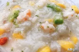 我家早餐粥这样做，煲粥时放5只虾，营养美味，老人小孩都爱喝图片