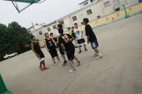 篮球你喜欢打全场还是半场？你感觉哪里有区别呢？图片