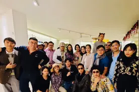 周杰伦1.5亿豪宅内开趴，圣诞树高至2层楼，20人同嗨不拥挤图片