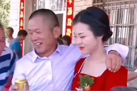 汉中新人婚礼现场，公公搂着儿媳向宾客敬酒，当地人早就习以为常图片