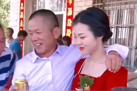 汉中新人婚礼现场，公公搂着儿媳向宾客敬酒，当地人早就习以为常图片