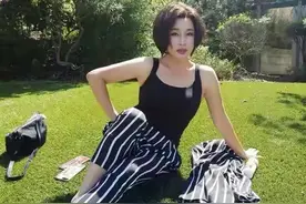 65岁刘晓庆不服老，黑色吊带秀凹凸感，丰满身材太少见图片