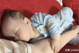 即使睡着了也要抱着妈妈！图片