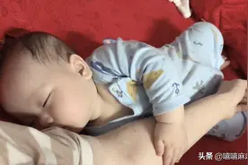 即使睡着了也要抱着妈妈！图片
