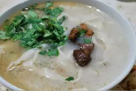 郑州这家老掉渣的烩面馆，还用白瓷缸子盛面，老郑州就愿意来这吃图片