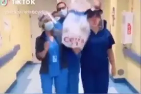 美国护士沉迷抖音，模仿黑人抬棺，拍抬“新冠逝者”视频引众怒图片