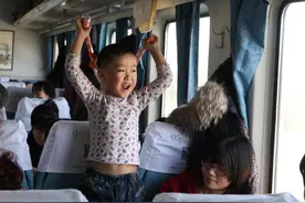 3岁男孩火车上喊饿，宝爸超素质行为让乘客夸赞：这才是高级炫富图片