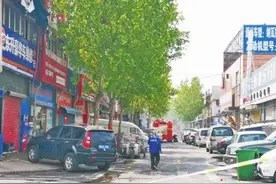 郑州天荣汽配城又着火了，有关人员：每家商户都有灭火器但用不上图片