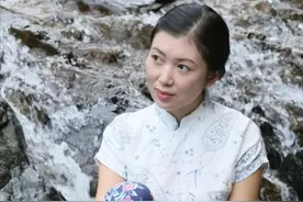 乡村小河边拍摄的绝色美女图片