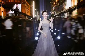 北京时装周：娄艺潇扮陶俑，吉娜酷似蜡像，金巧巧牵女儿险摔跤图片