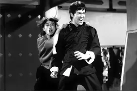 做编剧捧红李小龙、代笔金庸写瞎阿紫、发掘古龙，诗酒风流的倪匡图片