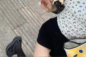 "扭腰夹腿" 敢自称高街女帝？网友：姐姐收手吧！别把高街 "玩坏" 了图片