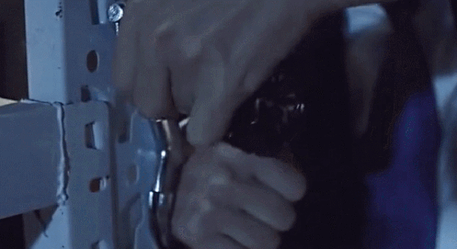 手铐打不开了怎么办！找119啊！警察也得这么干