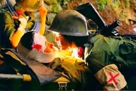 老山战役照《死吻》，女护士张茹亲吻临终士兵，后来她怎么样了？图片
