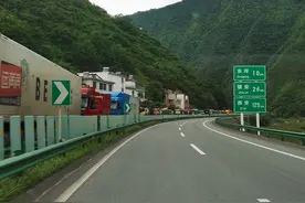 包茂高速安康方向大棕坡隧道内车辆自燃，数千车辆滞留，交警：请就近从柞水、镇安、小河收费站下高速绕行图片