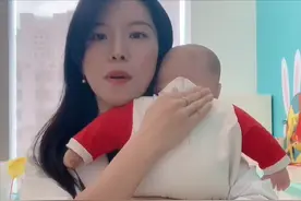 如何给宝宝拍嗝？3种方法，轻松搞定图片