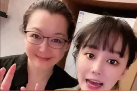 赵本山54岁妻子近照罕曝光，知性优雅有气质，与女儿同框状态不输图片