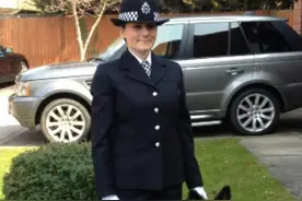 英国女警转行当起内衣模特直播主，月入136万成网红图片