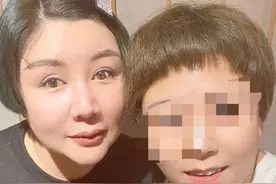 王惠与闺蜜聚餐，6位数手镯顺便戴，拍照滤镜太重导致下巴变形图片