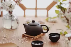 婆婆当众数落儿媳好吃懒做，聪明儿媳的回答让婆婆脸红了图片