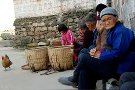 俗语“脸带酒窝颈长痣，半生寻觅泪婆娑”，啥意思？苦情人不易图片