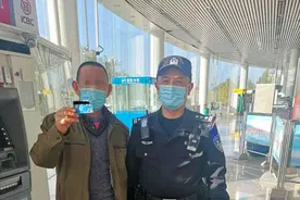 壹现场丨取钱遭遇银行卡变形，男子强行塞进ATM机图片