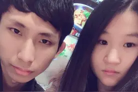 梦泪女朋友深夜晒自拍，穿西装搭配双马尾，粉丝差点没认出来图片