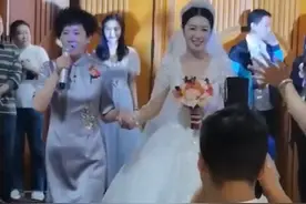 辽宁一妈妈在婚礼上深情献唱，亲自送女儿出场，全场宾客超感动图片