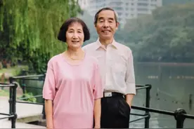 想恋爱吗？去西湖边吧！杭州大伯这封时光情书写了45年，从意气风发到携手白头图片
