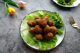 过年炸肉丸子，记住一种调料别放，不然炸出的丸子颜色黑还不好吃图片