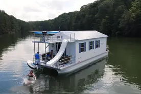 钓鱼爱好者的水上船屋：将36㎡设计成两室两厅，住一家六口没问题图片